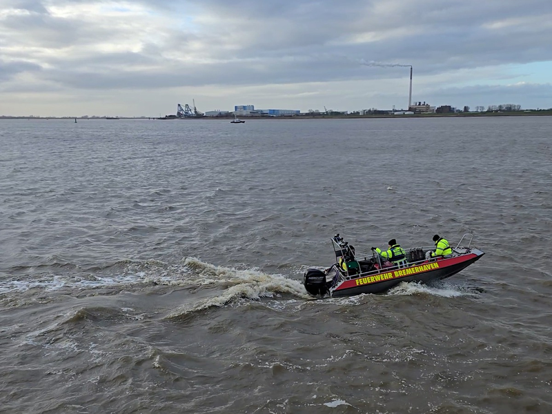 FW Bremerhaven: Alarmübung auf der Weser vor Bremerhaven - Foto: presseportal.de