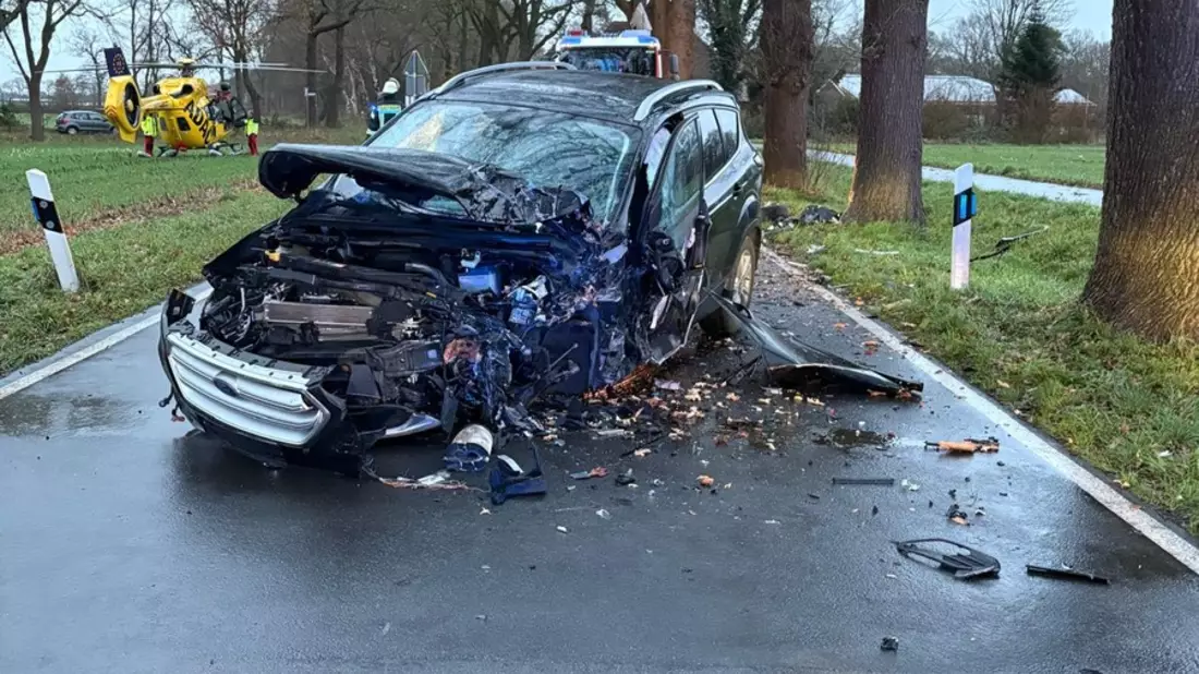 POL-OL: +++ Apen-Nordloh: Pkw prallt alleinbeteiligt gegen einen Baum +++ - Bild: presseportal.de