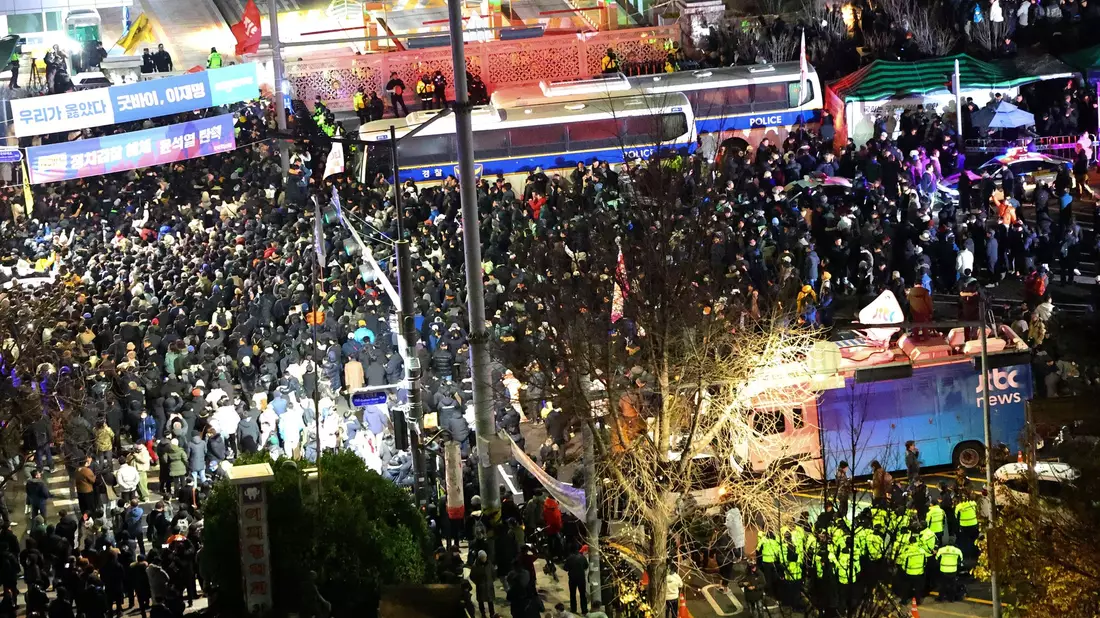 Demonstranten vor dem Parlamentsgebäude in Seoul. - Bild: Kim Do-hoon/Yonhap/AP/dpa