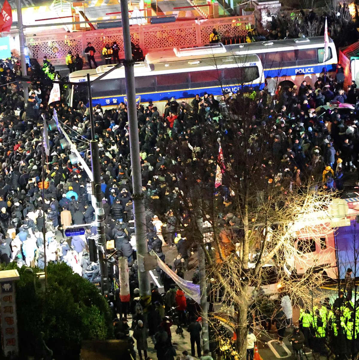 Demonstranten vor dem Parlamentsgebäude in Seoul. - Foto: Kim Do-hoon/Yonhap/AP/dpa