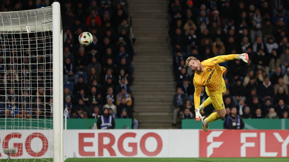 Packende Duelle, Elfmeter und Tore für den Außenseiter: Die Fans sehen in Bielefeld ein ereignisreiches Pokalspiel. - Foto: Friso Gentsch/dpa