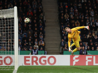 Packende Duelle, Elfmeter und Tore für den Außenseiter: Die Fans sehen in Bielefeld ein ereignisreiches Pokalspiel. - Foto: Friso Gentsch/dpa