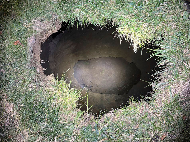 Das Loch in der Nähe des Fahrzeugs der Vermissten gehört wahrscheinlich zu einem alten Bergbauschacht.  - Foto: State Police Trooper Stephen Lim/Pennsylvania State Police/AP