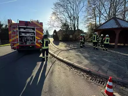 FFW Schiffdorf: Brennender Zeitungsstapel verursacht Einsatz am ersten Advent - Foto: presseportal.de