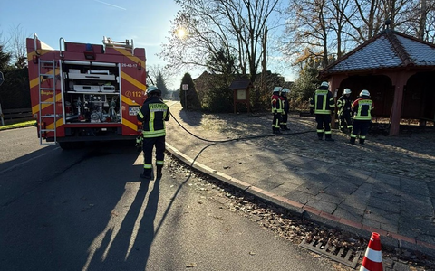 FFW Schiffdorf: Brennender Zeitungsstapel verursacht Einsatz am ersten Advent - Foto: presseportal.de
