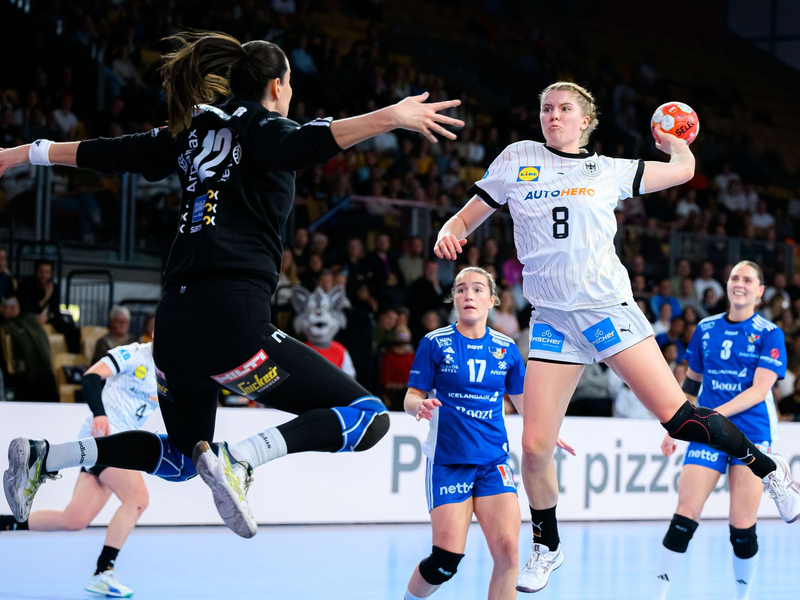 Trumpft bei der EM unbekümmert auf: Rückraumspielerin Nina Engel. - Foto: Marco Wolf/dpa