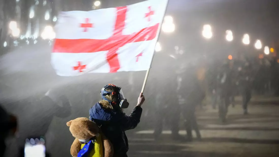 Die gewaltsamen Proteste in Georgien gegen eine Entscheidung der Regierung halten an. - Bild: Pavel Bednyakov/AP/dpa