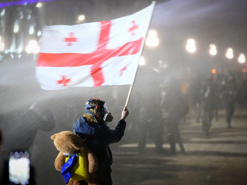 Bei den proeuropäischen Protesten in Georgien kommt es immer wieder auch zu Gewalt. - Foto: Pavel Bednyakov/AP/dpa