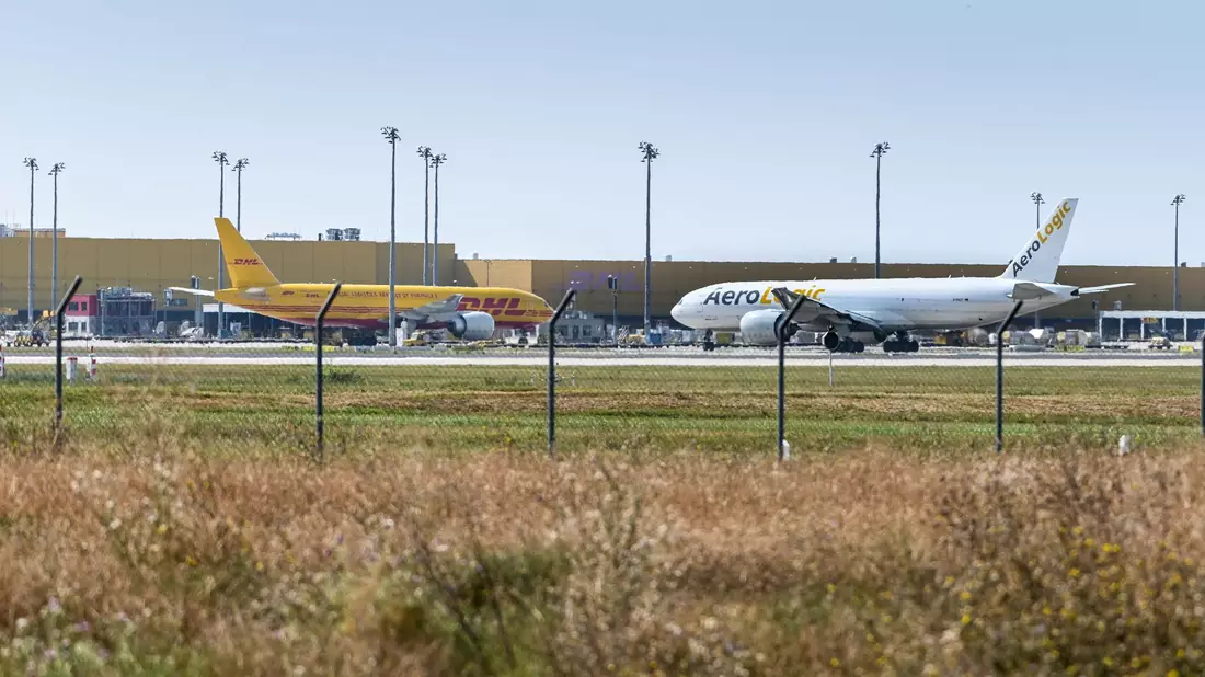 Flugzeuge könnten nach Warnungen von Sicherheitsexperten ein Ziel von Sabotageakten sein. (Archivbild) - Bild: Heiko Rebsch/dpa