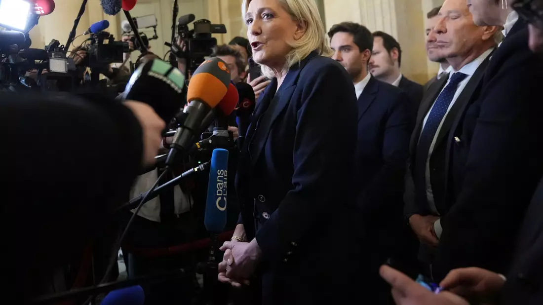 Zunächst hatte das Rassemblement National von Marine Le Pen die Mitte-Rechts-Regierung von Premier Barnier geduldet, jetzt wollen die Rechtsnationalen ihm das Vertrauen entziehen. (Archivbild) - Bild: Michel Euler/AP/dpa