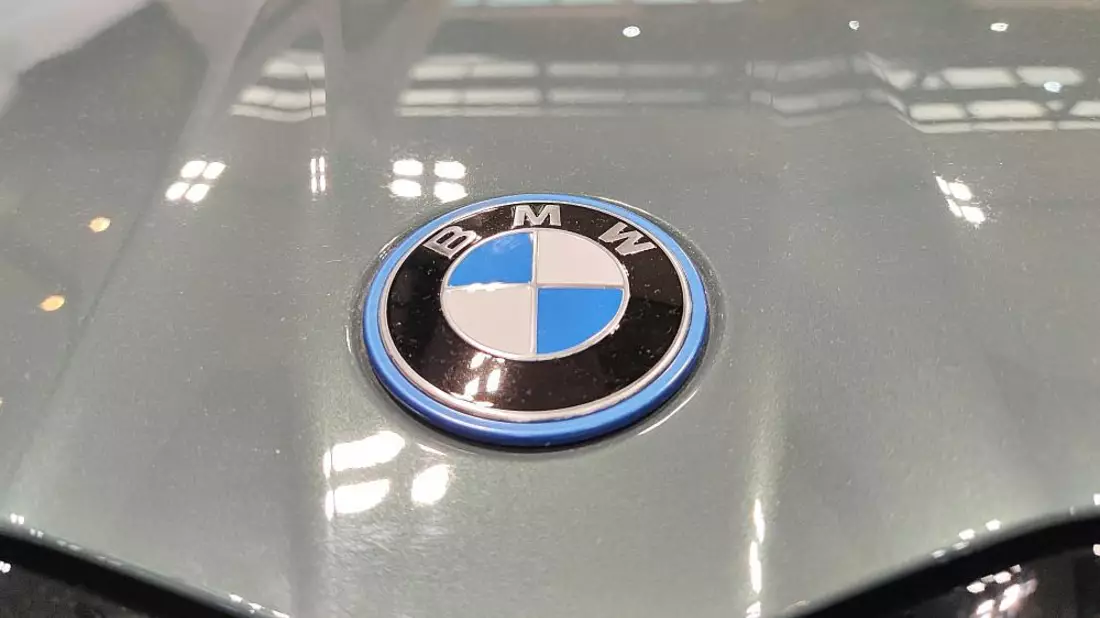BMW-Logo am neuen BMW i5 - Bild: über dts Nachrichtenagentur