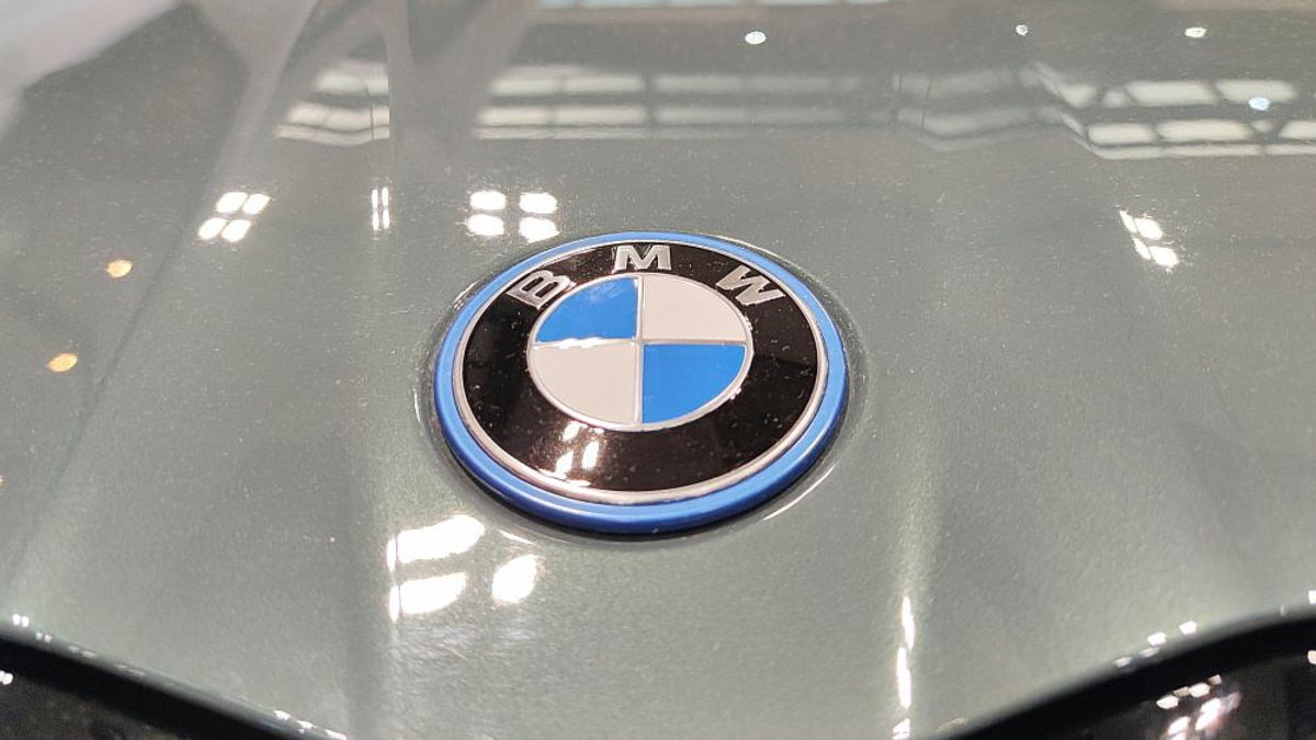 BMW-Logo am neuen BMW i5 - Foto: über dts Nachrichtenagentur