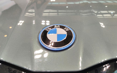 BMW-Logo am neuen BMW i5 - Foto: über dts Nachrichtenagentur