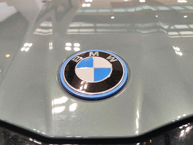 BMW-Logo am neuen BMW i5 - Foto: über dts Nachrichtenagentur