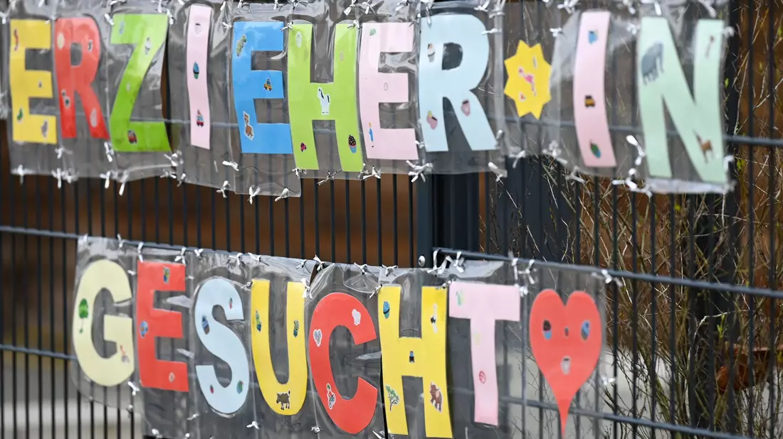 Weil Erzieherinnen fehlen, werden laut Studie zunehmend Personen ohne formale pädagogische Voraussetzungen eingestellt (Archivbild)   - Bild: Arne Dedert/dpa