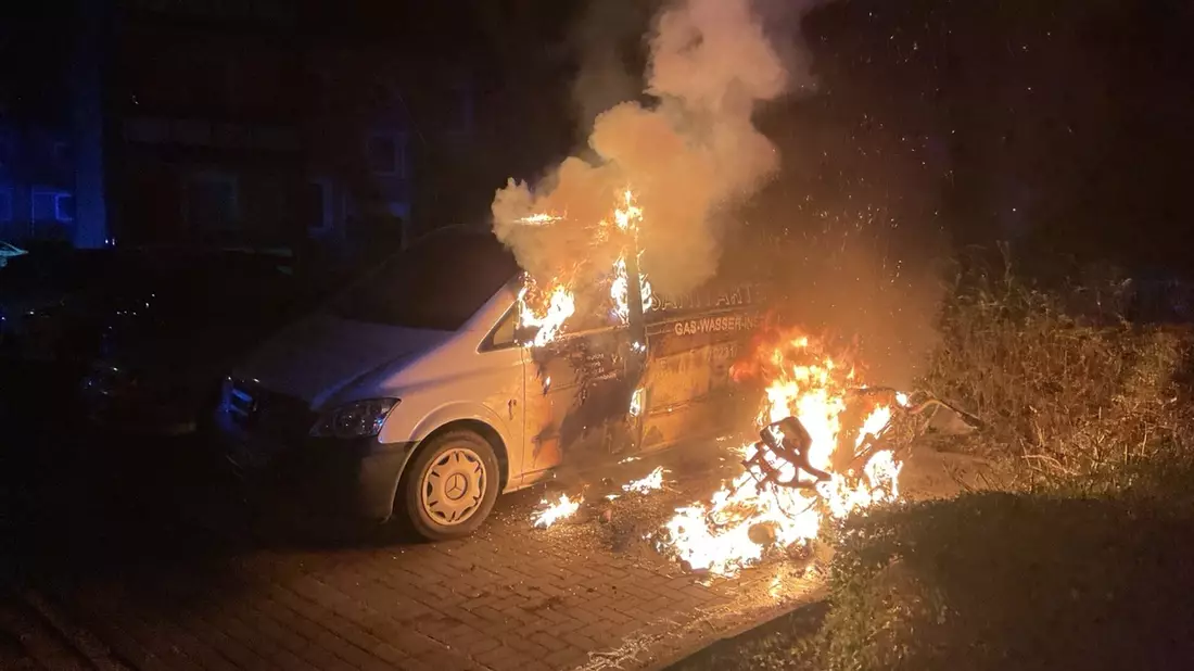 FW-DO: Nächtlicher Fahrzeugbrand in Hombruch - Bild: presseportal.de