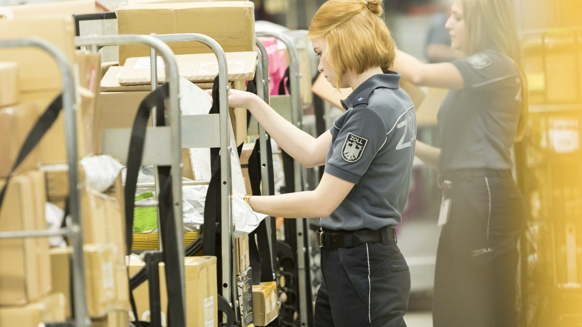 HZA-MD: Nicht nur zur Weihnachtszeit: Wie Ihr Paket durch den ZOLL kommt - Foto: presseportal.de