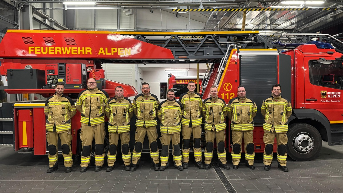 FW Alpen: Neue Drehleitermaschinisten für die Einheit Alpen - Foto: presseportal.de