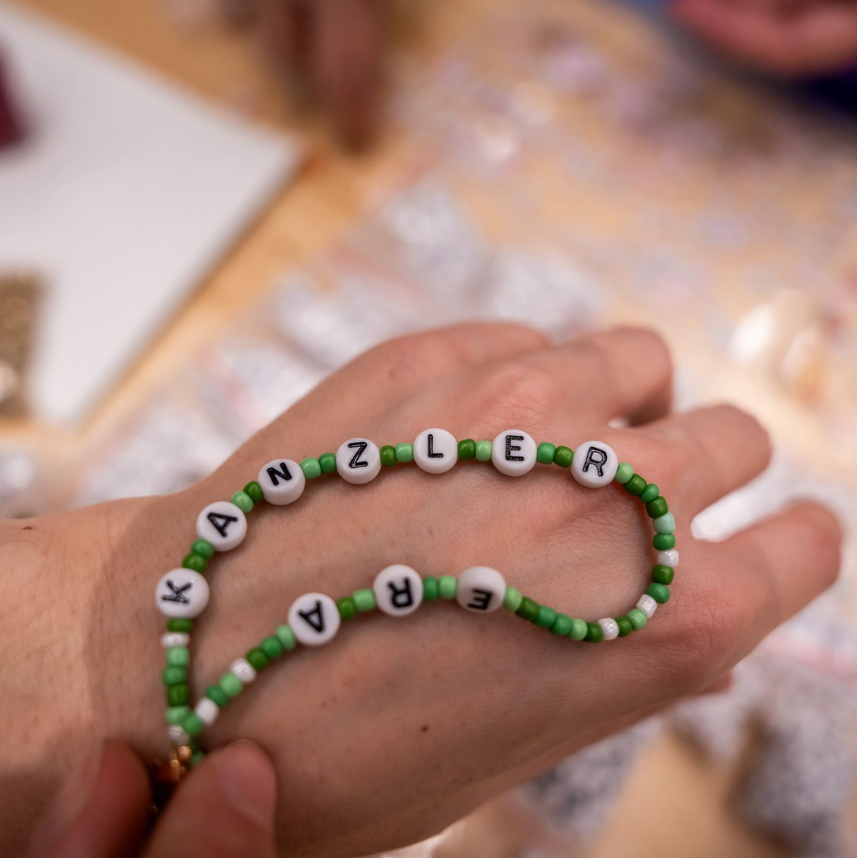 Delegierte basteln Armbänder beim Parteitag von Bündnis90/Die Grünen. (Archivbild) - Foto: Michael Kappeler/dpa