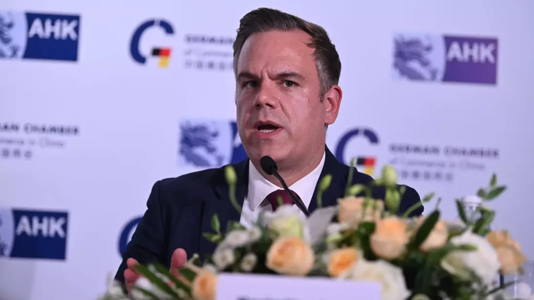 AHK-Vorstandsmitlied Maximilian Butek fordert anstelle deutscher Firmen, die China mehr als Partner statt Rivalen zu sehen.  - Bild: Johannes Neudecker/dpa