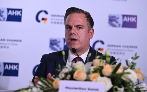 AHK-Vorstandsmitlied Maximilian Butek fordert anstelle deutscher Firmen, die China mehr als Partner statt Rivalen zu sehen.  - Foto: Johannes Neudecker/dpa