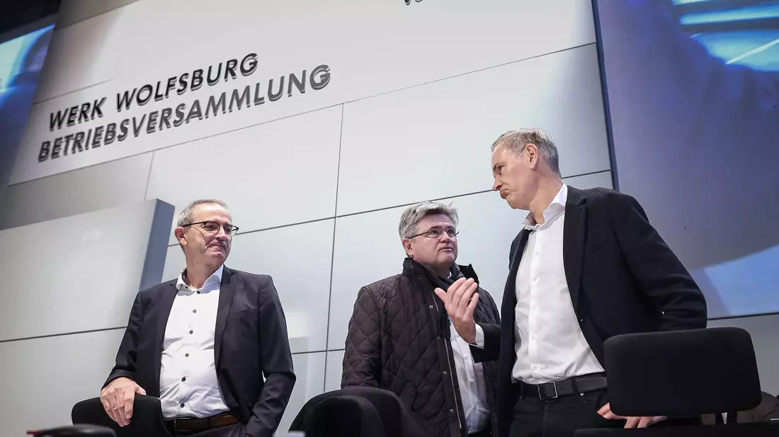 Bundearbeitsminister Hubertus Heil (SPD, 2.v.r) besucht auf Einladung von Betriebsratschefin Daneila Cavallo das VW-Stammwerk. - Bild: Ronny Hartmann/POOL/dpa