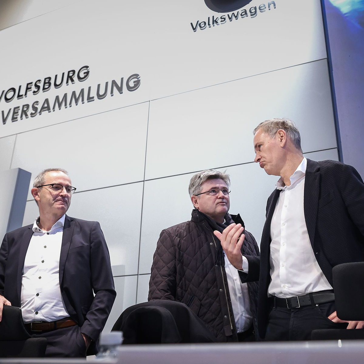 Bundearbeitsminister Hubertus Heil (SPD, 2.v.r) besucht auf Einladung von Betriebsratschefin Daneila Cavallo das VW-Stammwerk. - Foto: Ronny Hartmann/POOL/dpa
