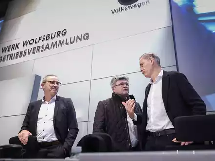 Bundearbeitsminister Hubertus Heil (SPD, 2.v.r) besucht auf Einladung von Betriebsratschefin Daneila Cavallo das VW-Stammwerk. - Foto: Ronny Hartmann/POOL/dpa