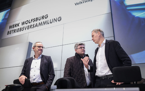 Bundearbeitsminister Hubertus Heil (SPD, 2.v.r) besucht auf Einladung von Betriebsratschefin Daneila Cavallo das VW-Stammwerk. - Foto: Ronny Hartmann/POOL/dpa Bundearbeitsminister Hubertus Heil (SPD, 2.v.r) besucht auf Einladung von Betriebsratschefin Daneila Cavallo das VW-Stammwerk. - Foto: Ronny Hartmann/POOL/dpa