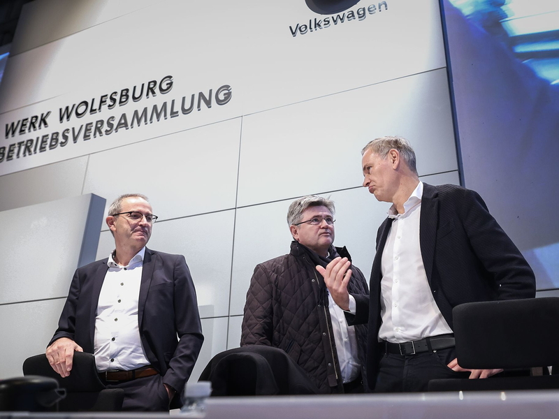 Bundearbeitsminister Hubertus Heil (SPD, 2.v.r) besucht auf Einladung von Betriebsratschefin Daneila Cavallo das VW-Stammwerk. - Foto: Ronny Hartmann/POOL/dpa