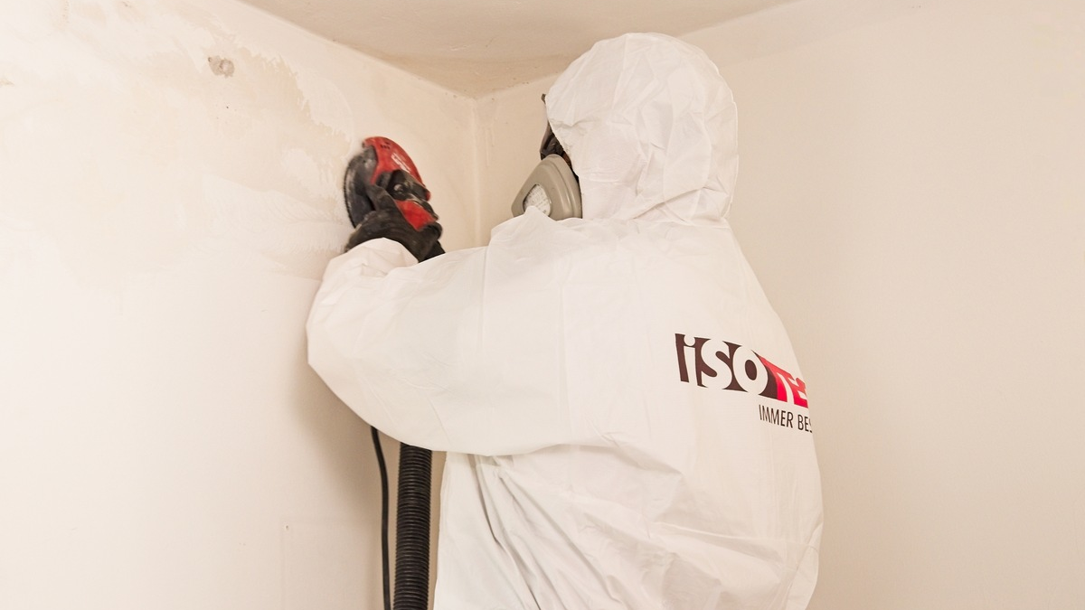 Schimmel beseitigen - Profis engagieren / Entfernung in Eigenregie birgt viele Risiken - Foto: presseportal.de