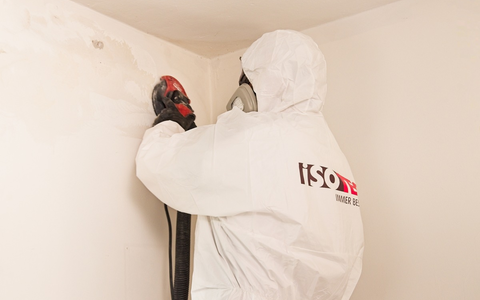 Schimmel beseitigen - Profis engagieren / Entfernung in Eigenregie birgt viele Risiken - Foto: presseportal.de