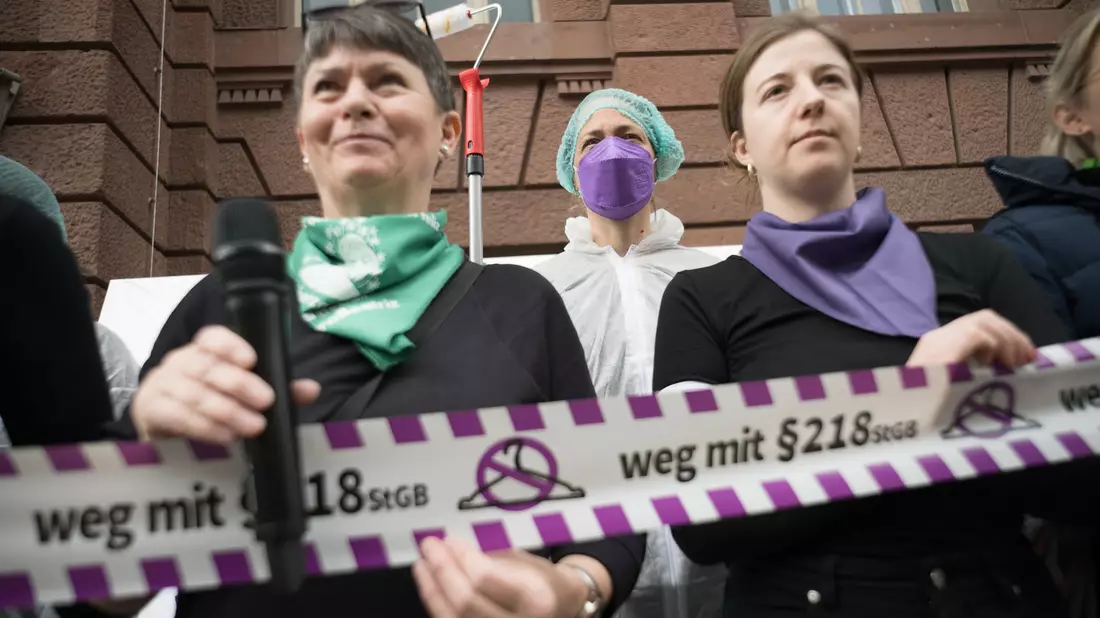 Die Diskussion über den § 218 wird schon seit Jahrzehnten erbittert geführt.  - Bild: Sebastian Christoph Gollnow/dpa