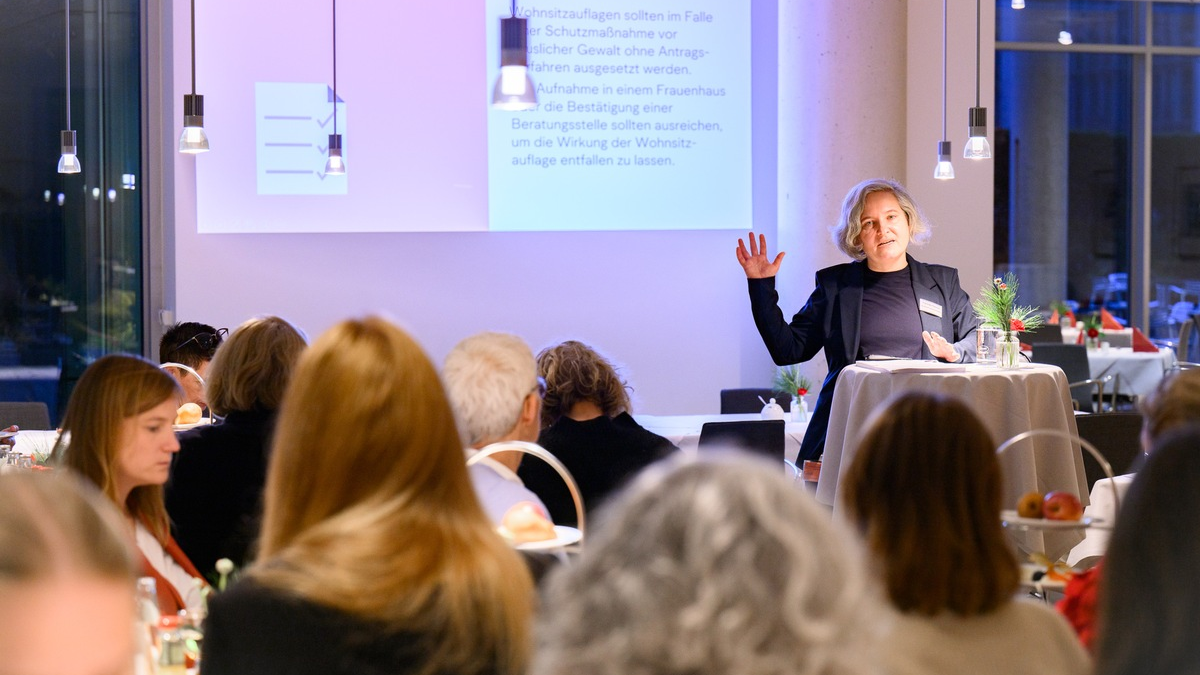 Aktuelle Studie: Geschlechtergerechtigkeit im Aufenthaltsrecht unzureichend / Bundesstiftung Gleichstellung stellt Handlungsempfehlungen vor - Foto: presseportal.de