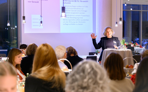 Aktuelle Studie: Geschlechtergerechtigkeit im Aufenthaltsrecht unzureichend / Bundesstiftung Gleichstellung stellt Handlungsempfehlungen vor - Foto: presseportal.de