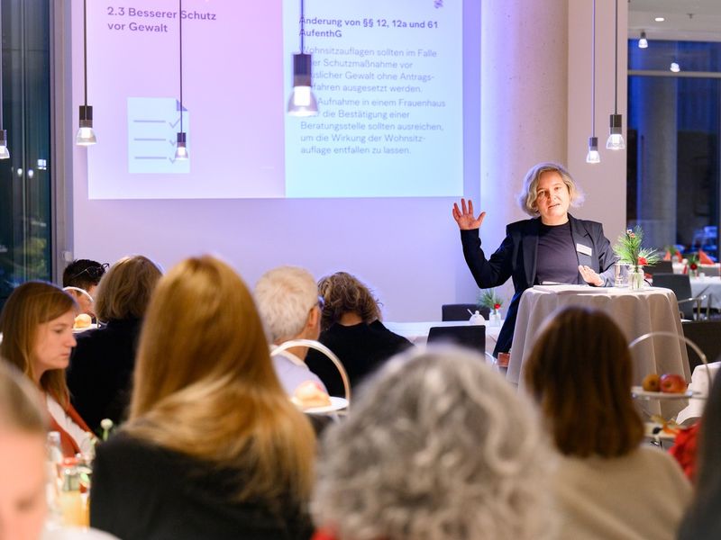 Aktuelle Studie: Geschlechtergerechtigkeit im Aufenthaltsrecht unzureichend / Bundesstiftung Gleichstellung stellt Handlungsempfehlungen vor - Foto: presseportal.de