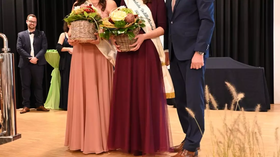 Erste Deutsche Destillathoheiten gewählt / Anna Steinmann aus Unterfranken ist die 1. Deutsche Destillatkönigin und wird von Destillatprinzessin Denise Meyer aus Oberfranken unterstützt - Bild: presseportal.de