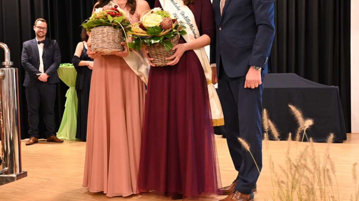 Erste Deutsche Destillathoheiten gewählt / Anna Steinmann aus Unterfranken ist die 1. Deutsche Destillatkönigin und wird von Destillatprinzessin Denise Meyer aus Oberfranken unterstützt - Foto: presseportal.de