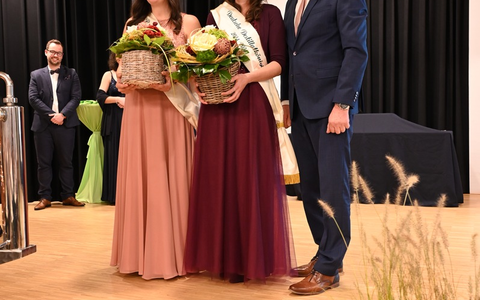 Erste Deutsche Destillathoheiten gewählt / Anna Steinmann aus Unterfranken ist die 1. Deutsche Destillatkönigin und wird von Destillatprinzessin Denise Meyer aus Oberfranken unterstützt - Foto: presseportal.de Erste Deutsche Destillathoheiten gewählt / Anna Steinmann aus Unterfranken ist die 1. Deutsche Destillatkönigin und wird von Destillatprinzessin Denise Meyer aus Oberfranken unterstützt - Foto: presseportal.de