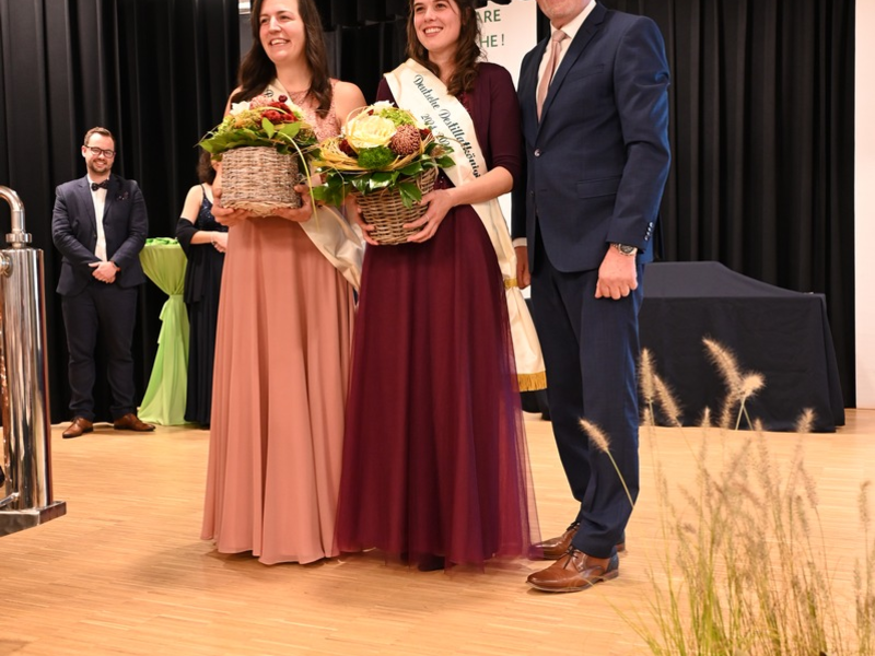 Erste Deutsche Destillathoheiten gewählt / Anna Steinmann aus Unterfranken ist die 1. Deutsche Destillatkönigin und wird von Destillatprinzessin Denise Meyer aus Oberfranken unterstützt - Foto: presseportal.de