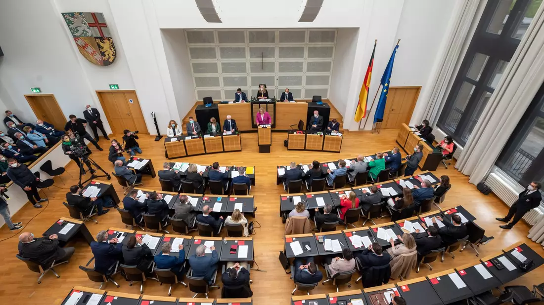 Die saarländischen Landtagsabgeordneten wollen künftig auch mit den Kollegen anderer frankophoner Parlamente enger zusammenarbeiten. (Archivfoto) - Bild: Harald Tittel/dpa