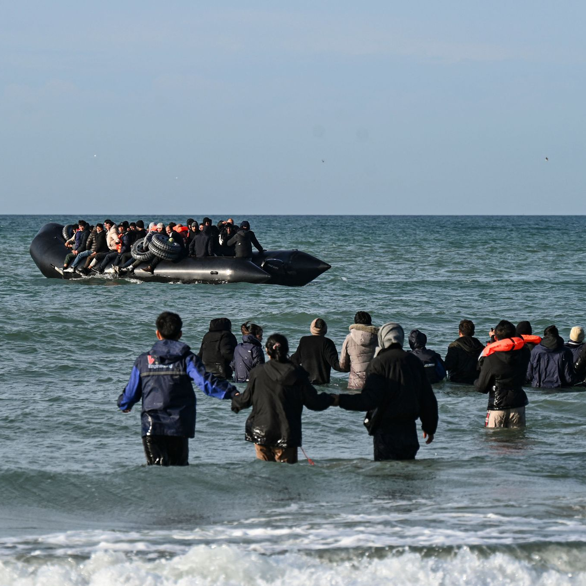 Die Überfahrt in einfachen Schlauchbooten ist lebensgefährlich. - Foto: Bernard Barron/AFP/dpa