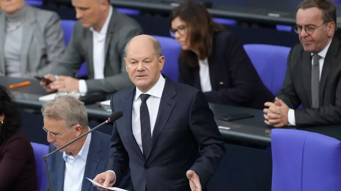 Kanzler Olaf Scholz betont, dass der Bund den Bau von Batteriefabriken auch weiter fördern werde.  - Bild: Kay Nietfeld/dpa