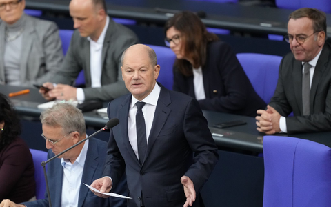 Kanzler Olaf Scholz betont, dass der Bund den Bau von Batteriefabriken auch weiter fördern werde.  - Foto: Kay Nietfeld/dpa