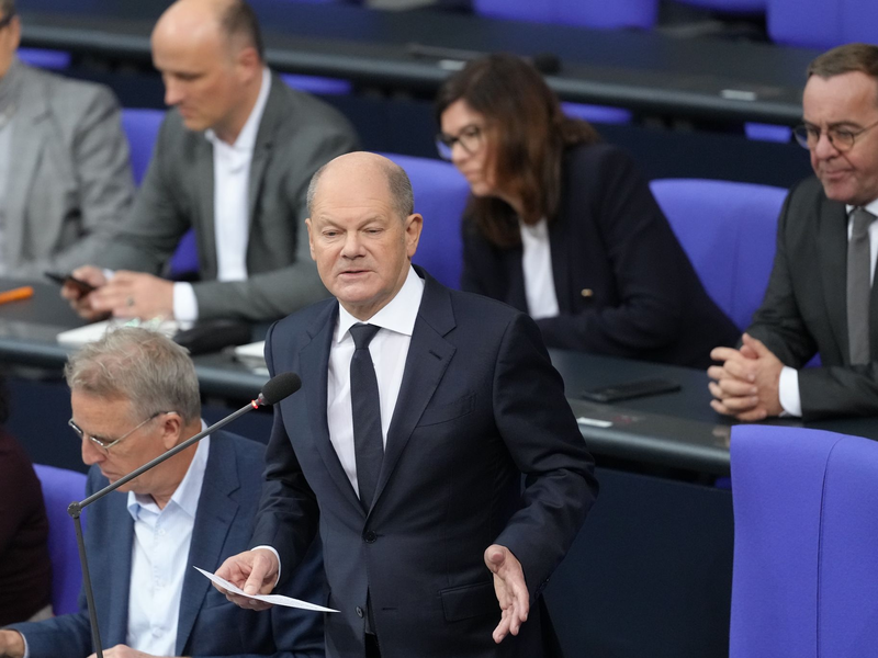 Kanzler Olaf Scholz betont, dass der Bund den Bau von Batteriefabriken auch weiter fördern werde.  - Foto: Kay Nietfeld/dpa