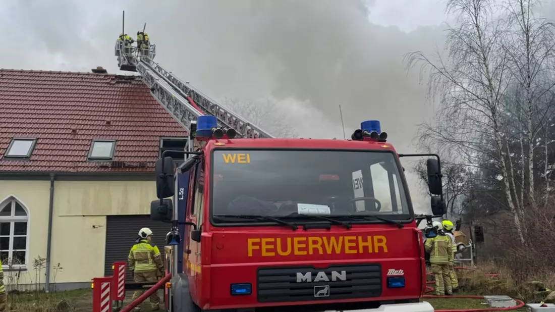 FW Dresden: Großbrand in Dresden-Rossendorf - Starke Rauchentwicklung - Bild: presseportal.de