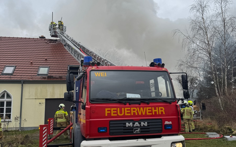 FW Dresden: Großbrand in Dresden-Rossendorf - Starke Rauchentwicklung - Foto: presseportal.de
