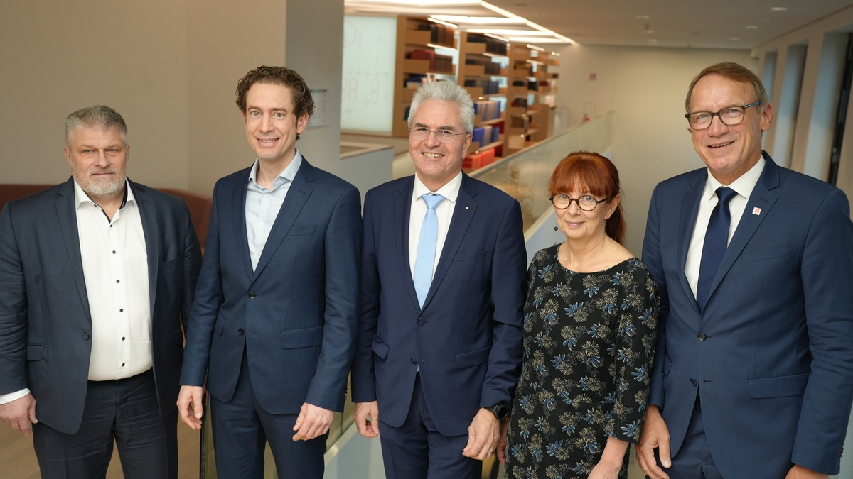 Hubmann bleibt DAV-Vorsitzender und fordert sofortiges, politisches Stärkungssignal - Foto: presseportal.de