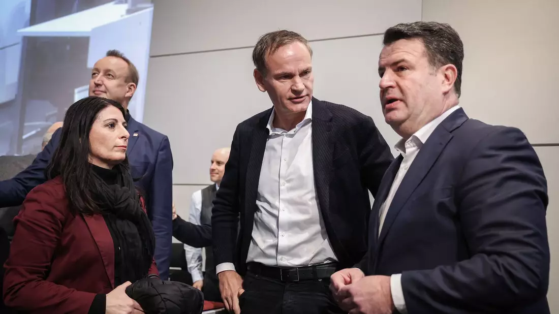 Mehr als 20.000 nahmen an der Betriebsversammlung teil. - Bild: Ronny Hartmann/AFP POOL/dpa