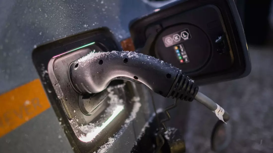 Die Preise fürs Laden eines E-Autos können je nach Anbieter stark variieren (Symbolbild) - Bild: Julian Stratenschulte/dpa/dpa-tmn